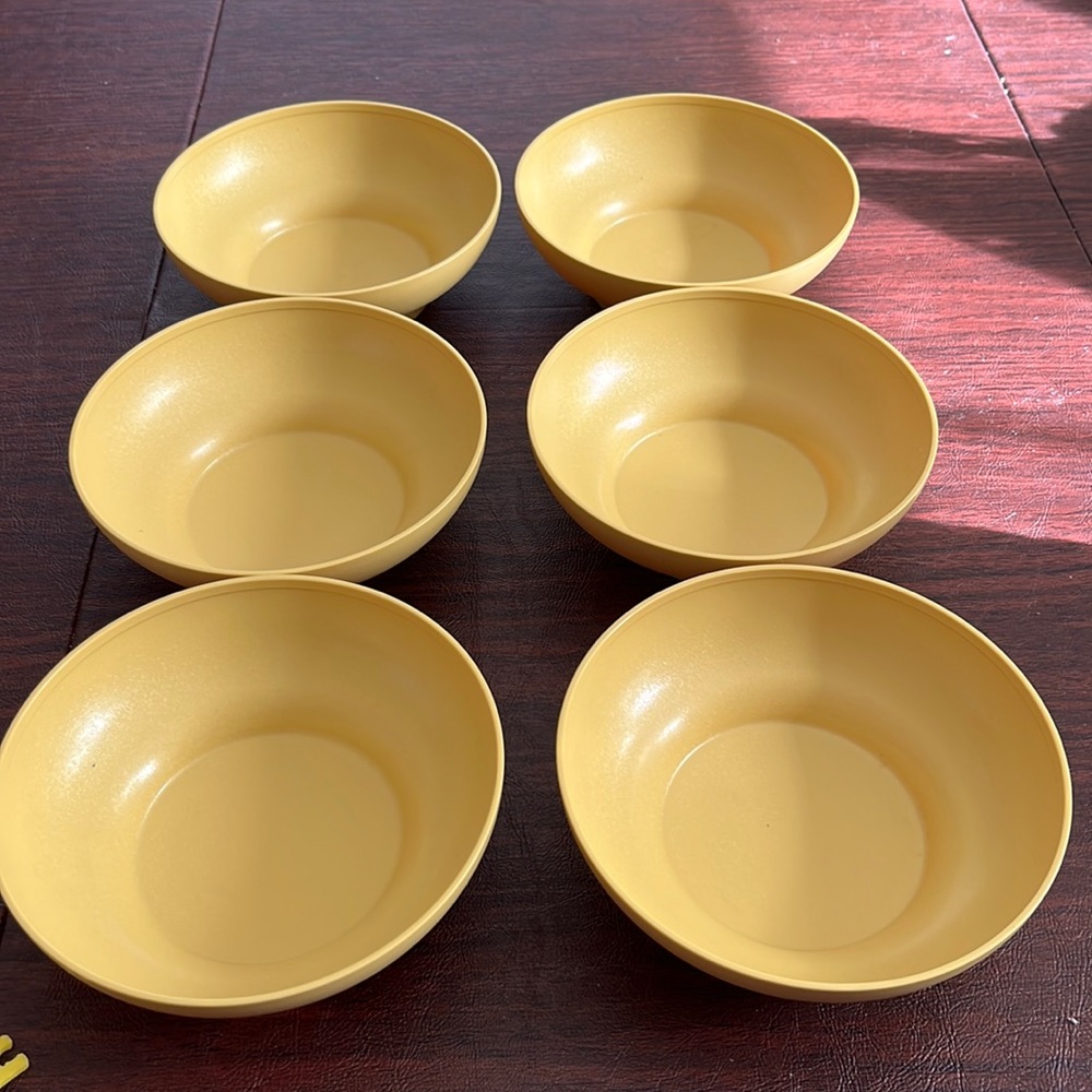 6 Vintage Golden Tupperware bowls